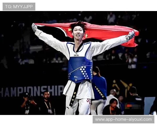 世界跆拳道冠军遭爆冷击倒，裁判表情亮了